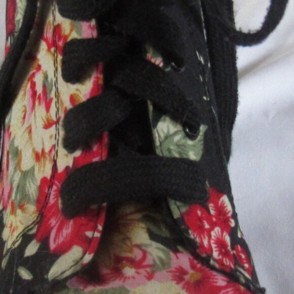 Wild Diva Women's Floral and Black Platform Ankle Boot.  Size 7             D111 - Picture 3 of 8